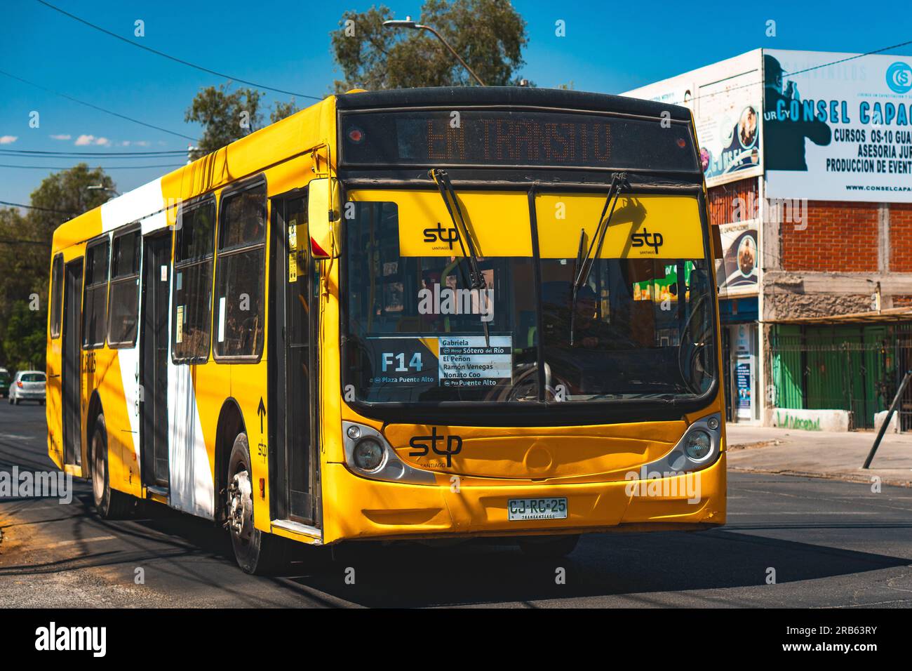 Santiago, Chile - März 16 2023: Öffentlicher Nahverkehr Transantiago oder Red Metropolitana de Movilidad, Bus auf der Route F14 Stockfoto