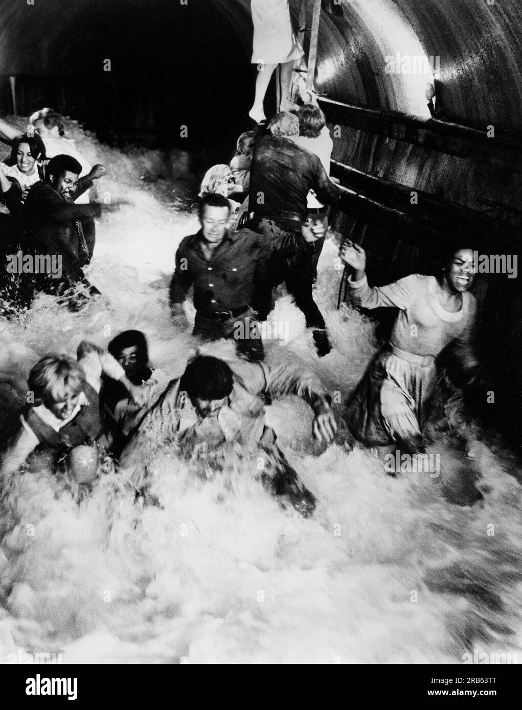 Menschen werden in unterirdischen Abflussrohren weggefegt, am Drehort des Films „Earthquake“, Universal Pictures, 1974 Stockfoto