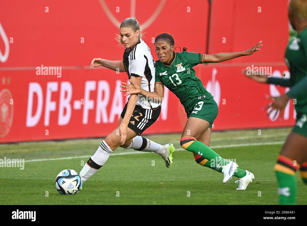 Fuerteventura, Deutschland. 07. Juli 2023. Jule BRAND (GER), Action, Duels gegen Martha TEMBO (ZMB). Fußball-Nationalspiel Frauen Deutschland (GER) -Sambia (ZMB), am 7. Juli 2023, Sportpark Ronhof Thomas Sommer in Fürth, ? Kredit: dpa/Alamy Live News Stockfoto