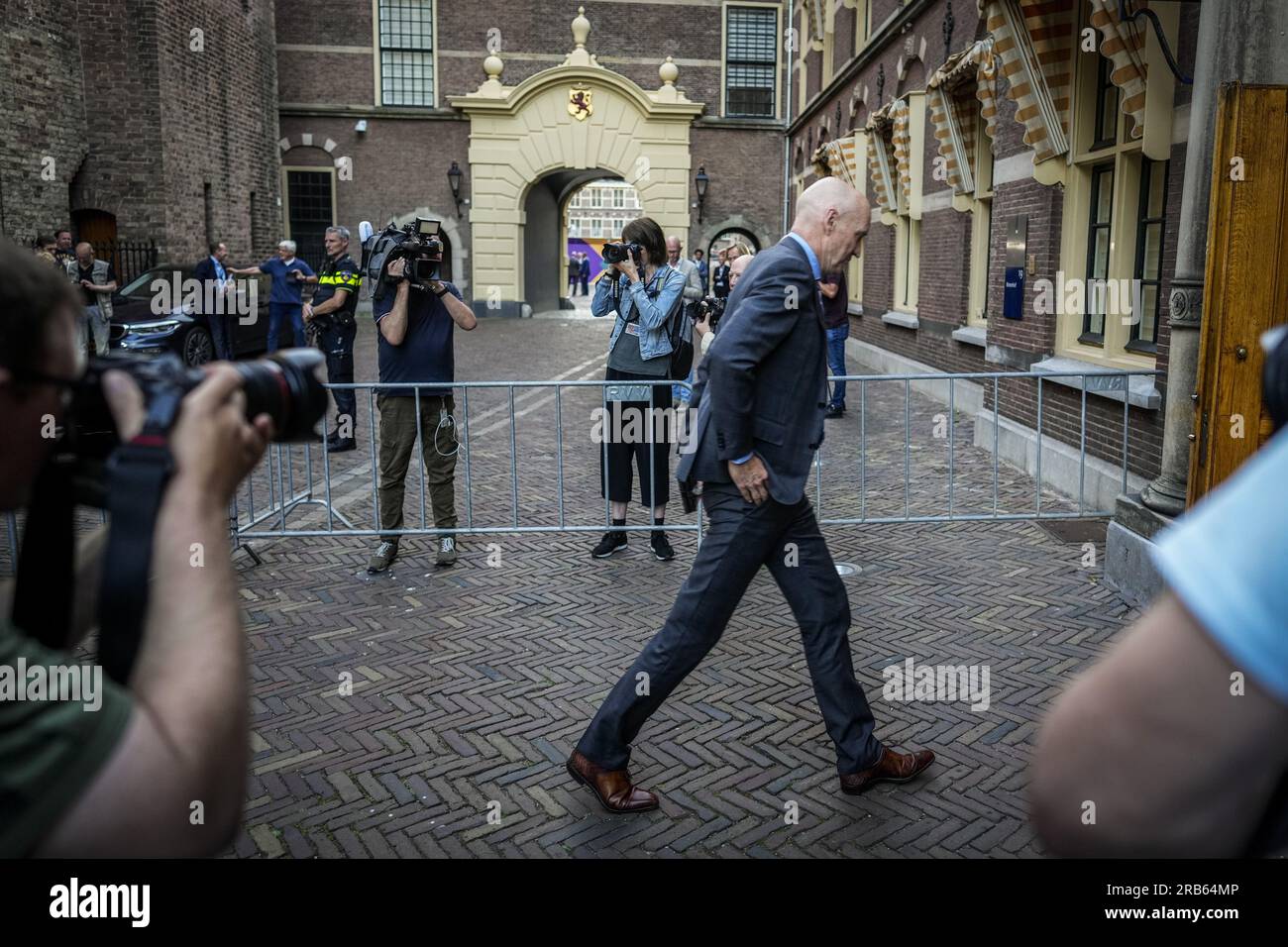 DEN HAAG - Minister Ernst Kuipers, Minister für Gesundheit, Wohlfahrt und Sport (D66) trifft nach dem Sturz des Kabinetts Rutte IV nach den gescheiterten Krisenkonsultationen zur Asylpolitik auf dem Binnenhof ein. VVD, CDA, D66 und ChristenUnie haben sich nicht auf Maßnahmen zur Begrenzung des Zustroms von Asylbewerbern geeinigt. ANP PHIL NIJHUIS niederlande raus - belgien raus Stockfoto