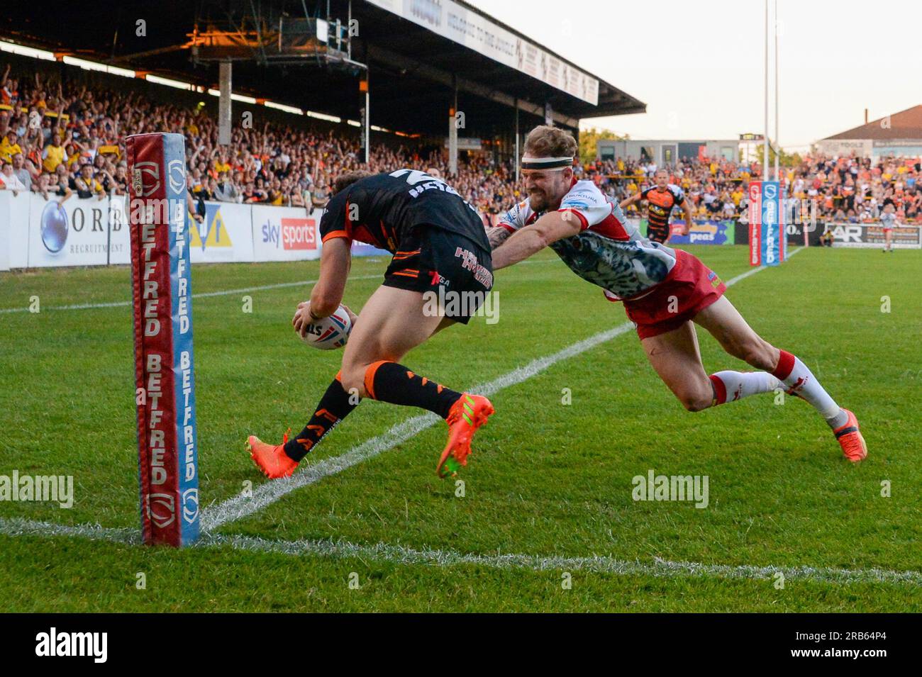 Elliot Wallis #26 von Castleford Tigers erzielt einen Versuch unter Druck von Ben Reynolds #15 von Leigh Leopards während des Spiels der Betfred Super League Round 18 Castleford Tigers vs Leigh Leopards im MEND-A-Hose Jungle, Castleford, Großbritannien, 7. Juli 2023 (Foto von Craig Cresswell/News) am 7./7. Juli 2023. (Foto: Craig Cresswell/News Images/Sipa USA) Kredit: SIPA USA/Alamy Live News Stockfoto