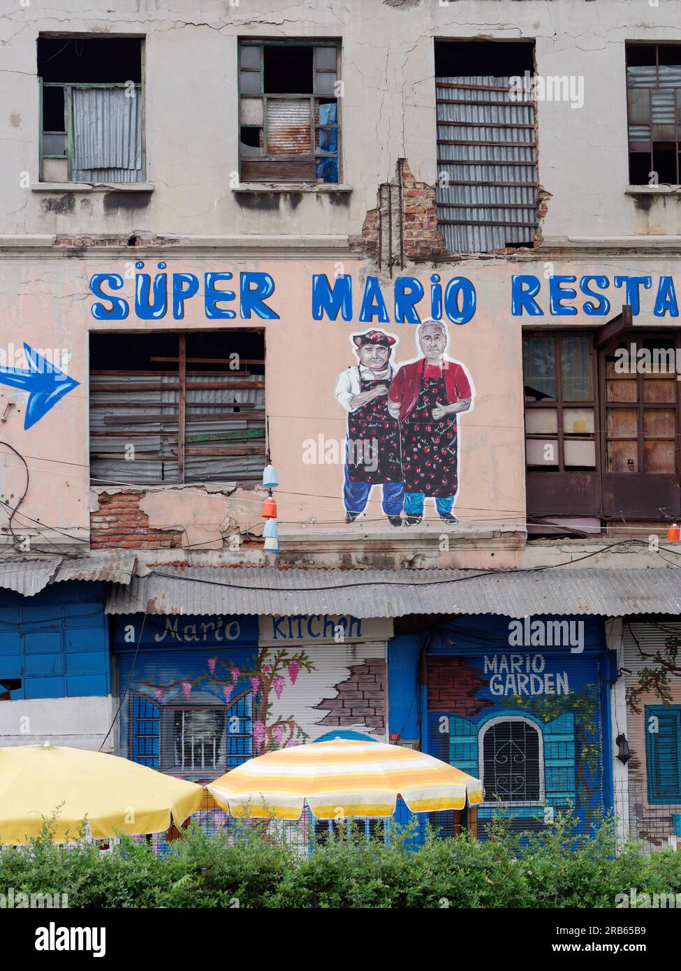 Farbenfrohes, aber heruntergekommenes Super Mario Restaurant im Karakoy Viertel, Istanbul, Türkei Stockfoto