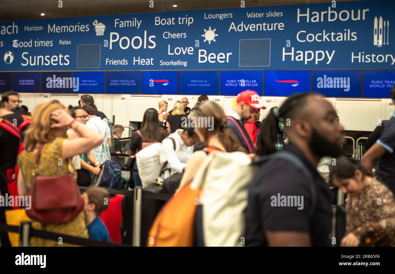 Flughafen Gatwick, London, Großbritannien, 7. Juli 2023. Am Flughafen Gatwick stehen die Leute in der Warteschlange, um für Flüge einzuchecken. In diesem Sommer könnten Tausende von Flügen in Europa verspätet oder annulliert werden, da Fluglotsen mit Streiks drohen. Kredit: Andy Soloman/Alamy Live News Stockfoto