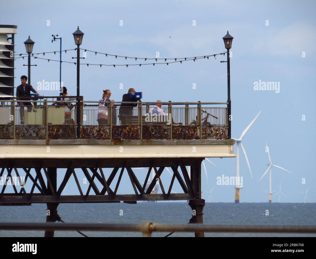 Das Ende des Piers mit Menschen, die auf das Meer schauen, in Skegness Stockfoto