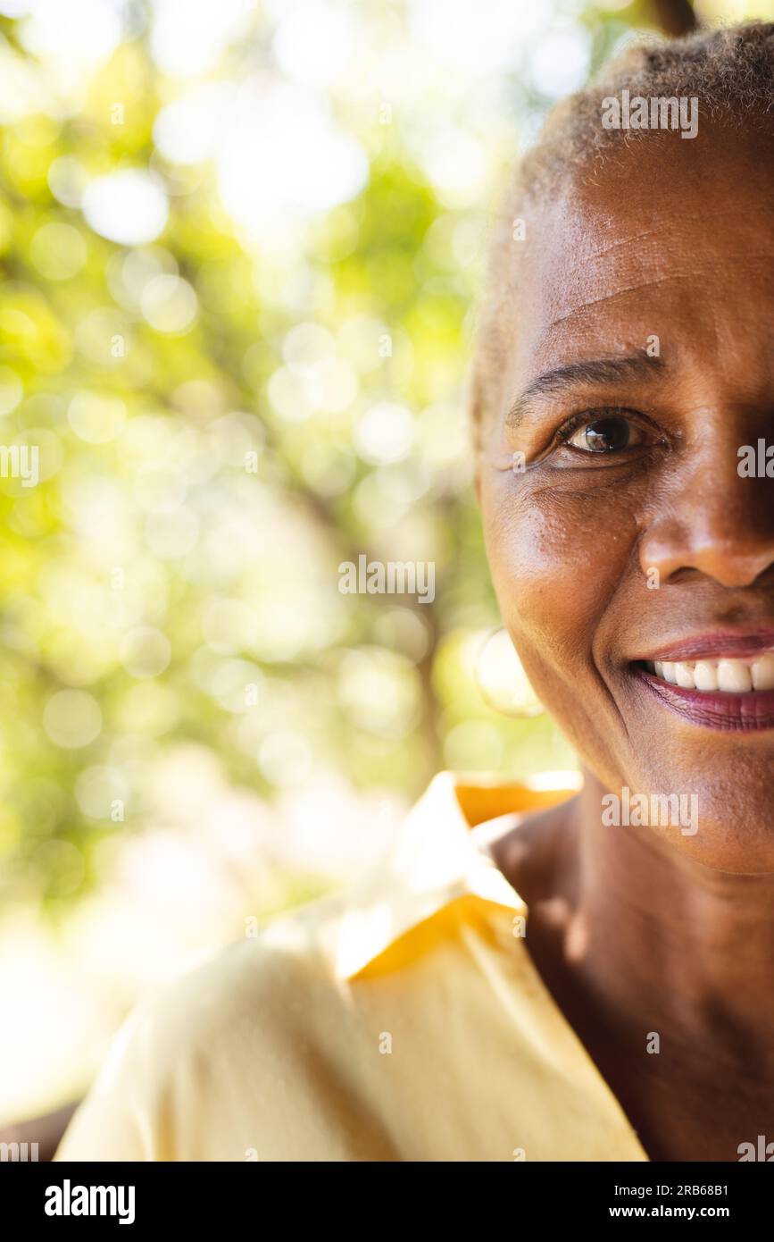 Ein halbes Porträt einer glücklichen afroamerikanischen Seniorin in sonniger Natur mit Kopierraum. Seniorenleben, Entspannung, Ruhestand und Wohlbefinden in der Natur, Stockfoto