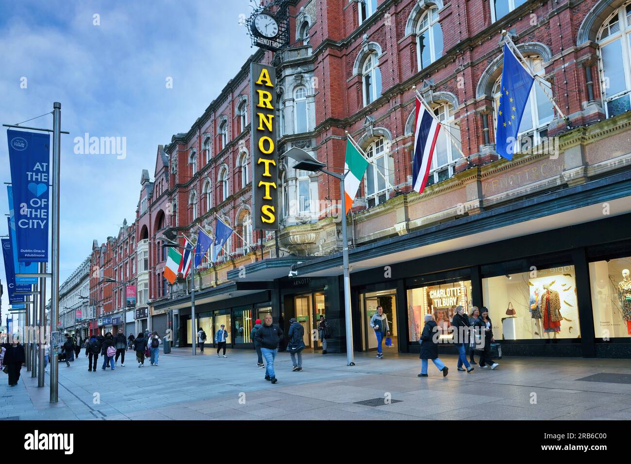 Dublin, Irland - 24. März 2023: Geschäftige Fußgängerzone, Henry Street. Stockfoto