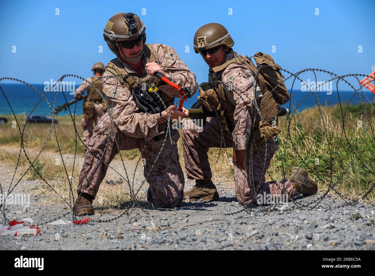 14. Juni 2023 - Deutschland - Marine Corps Lance CPL. Bearach McCarthy, Left, und Marine Corps PFC. Hugo Garcia, Kampftechniker des 1. Kampfeingenieurbataillons, führen während des Sprengstoff-Sprengstoff-Trainings im Rahmen der Übung Baltic Operation 2023 in Putlos, Deutschland, am 14. Juni 2023 einen mechanischen Bruch durch. Die Übung, geleitet von den USA Die Marinestreitkräfte Europa-Afrika, die von den Streik- und Unterstützungskräften der Marine NATO exekutiert werden, bieten eine einzigartige Ausbildungsmöglichkeit zur Stärkung der kombinierten Reaktionsfähigkeiten, die für die Wahrung der Freiheit der Schifffahrt und der Sicherheit in der Ostsee von entscheidender Bedeutung sind. (Kreditbild: Stockfoto