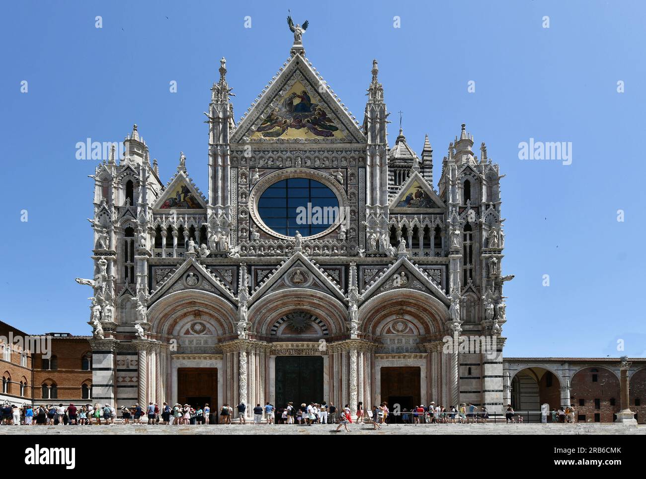 Touristen in der Kathedrale Santa Maria Assunta von Siena - Italien. Stockfoto