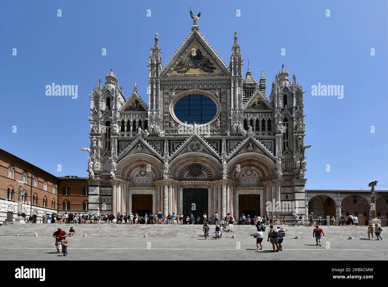 Touristen in der Kathedrale Santa Maria Assunta von Siena - Italien. Stockfoto