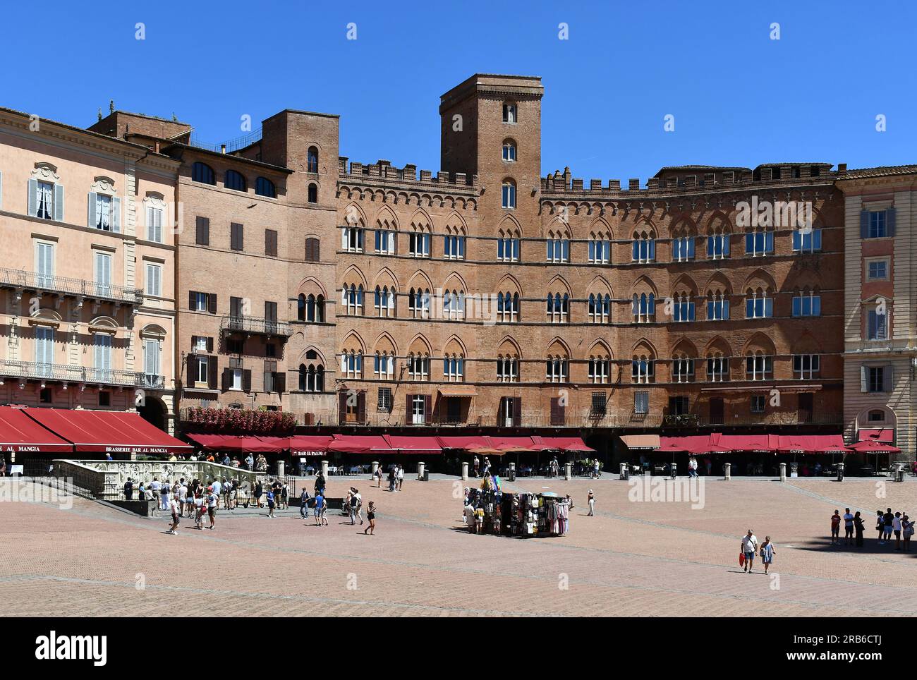 Piazza del Campo mit Touristen in Siena - Italien. Stockfoto