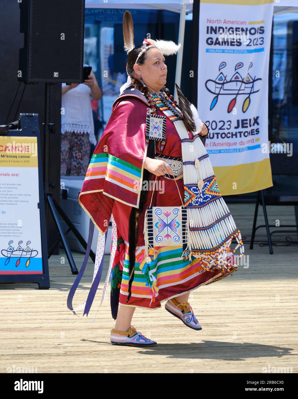 Halifax, Kanada. Juli 2023. Einheimische Tänzer in Kostümen, die einen Tanzteil der Zeremonie für die North American Indigenous Games (NAIG) vorführen Stockfoto