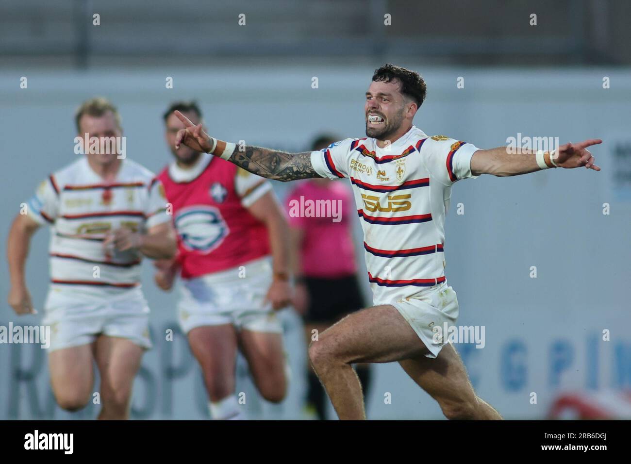 Be Well Support Stadium, Wakefield, West Yorkshire, 7. Juli 2023. Betfred Super League Wakefield Trinity gegen Wigan Warriors will Daggar von Wakefield Trinity feiert das siegreiche Drop-Tor und gewinnt das Spiel 27-26 in goldener Extrazeit gegen Wigan Warriors Credit: Touchlinepics/Alamy Live News Stockfoto