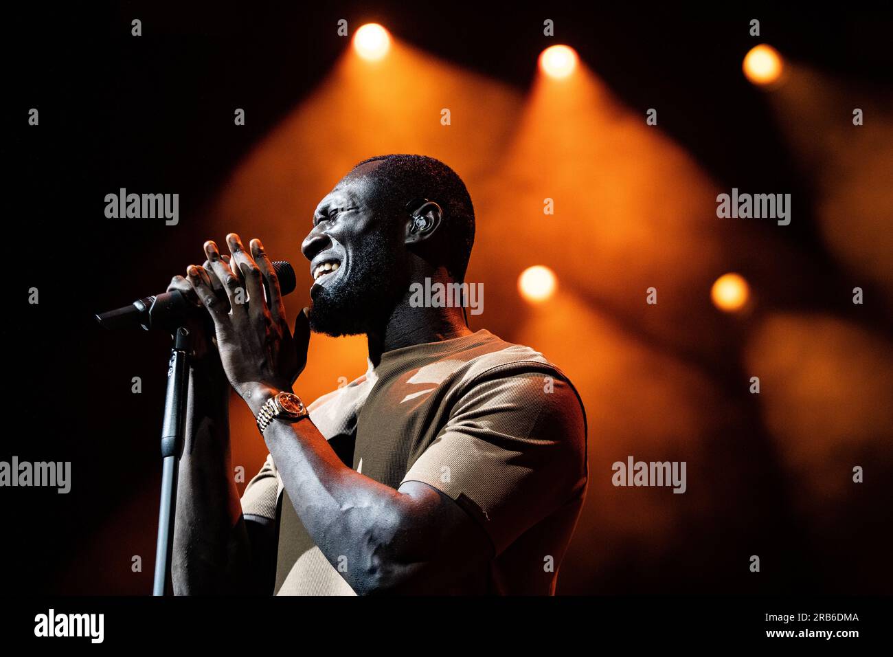 ROTTERDAM - britischer Rapper, Sänger und Songwriter Stormzy (Michael Ebenezer Kwadjo Omari Owuo Jr) während einer Aufführung im North Sea Jazz. Die Veranstaltung begann einst mit einigen Aufführungen in sechs Sälen und neuntausend Besuchern in Den Haag. An diesem Wochenende werden rund neunzigtausend Enthusiasten aus der ganzen Welt zu mehr als einhundertfünfzig Aufführungen auf sechzehn Bühnen kommen. ANP PAUL BERGEN niederlande Out - belgien Out Credit: ANP/Alamy Live News Stockfoto