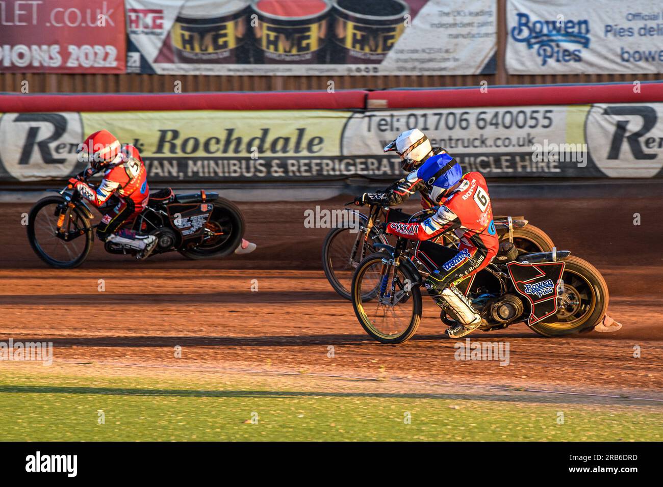 Paul Bowen (Blau) verfolgt Ben Morley (Weiß) und Jack Smith (Rot) während des Spiels der National Development League zwischen Belle Vue Colts und Kent Royals am Freitag, den 7. Juli 2023 im National Speedway Stadium in Manchester. (Foto: Ian Charles | MI News) Guthaben: MI News & Sport /Alamy Live News Stockfoto