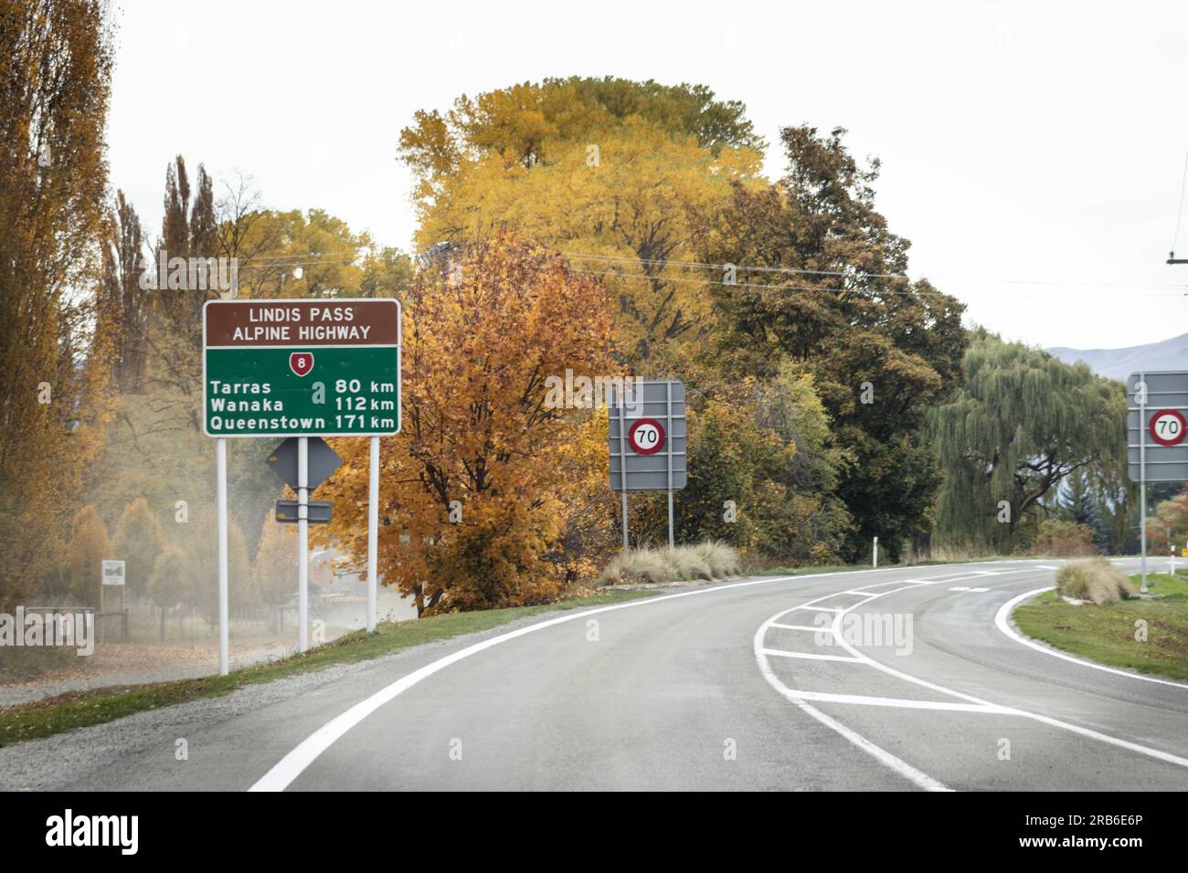 Lindis Pass Alpine Highway Road-Schild in Richtung State Highway 8, Neuseeland. Stockfoto