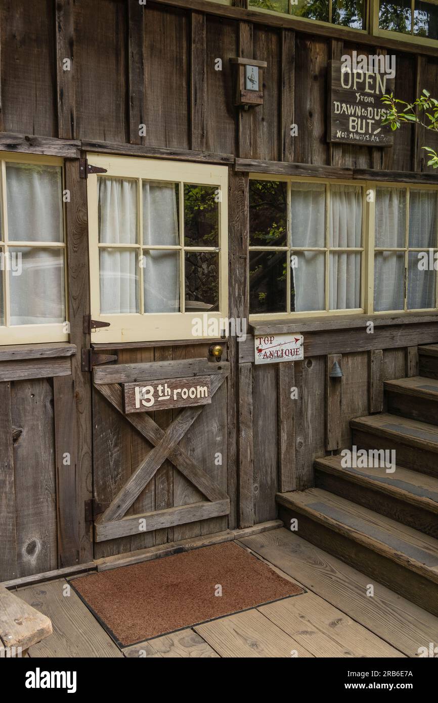 Historische rustikale Hütten im Deetjen's Big Sur Inn am Highway 1 in Big Sur, Kalifornien, deren Bau in den 1930er Jahren zurückgeht. Stockfoto