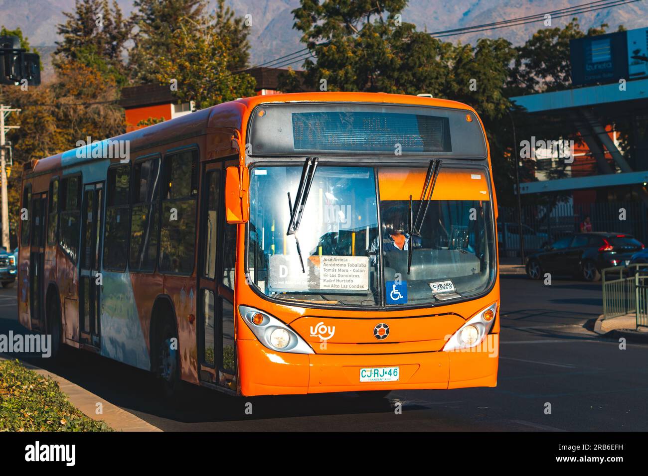 Santiago, Chile - März 17 2023: Öffentlicher Nahverkehr Transantiago oder Red Metropolitana de Movilidad, Bus auf der Route D11 Stockfoto