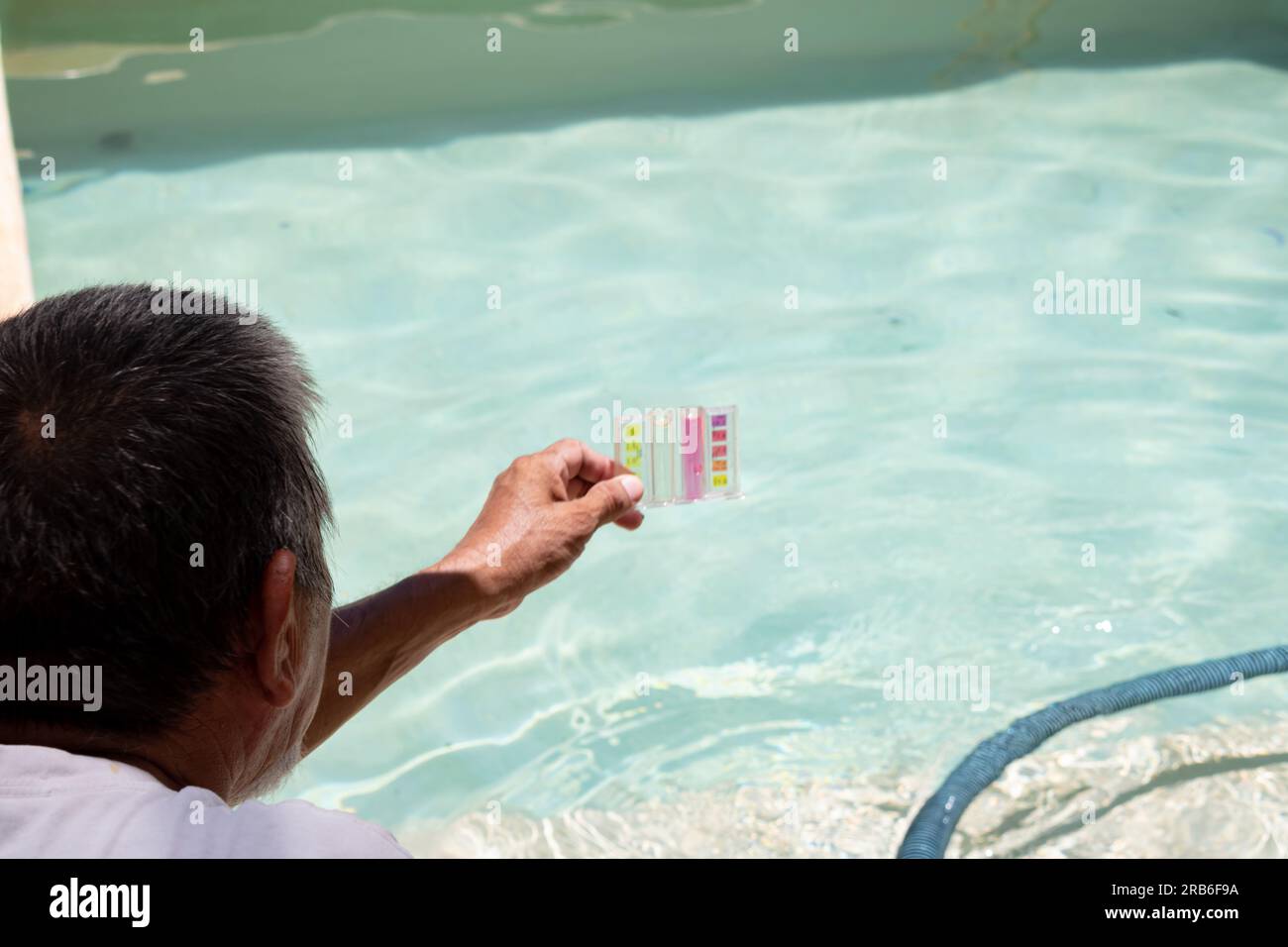 Concierge mit PH/CL2-Chlorstandsmesser im Schwimmbad Stockfoto