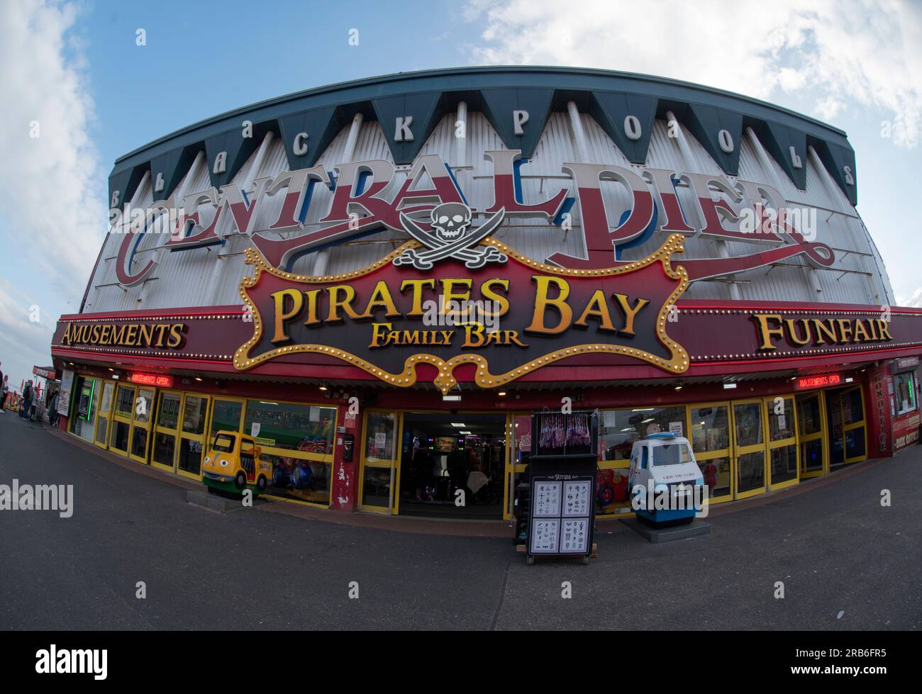 Blackpool Central Pier - Pirates Bay Family Bar - Funfair und Vergnügungen mit Elvis-Statue Stockfoto