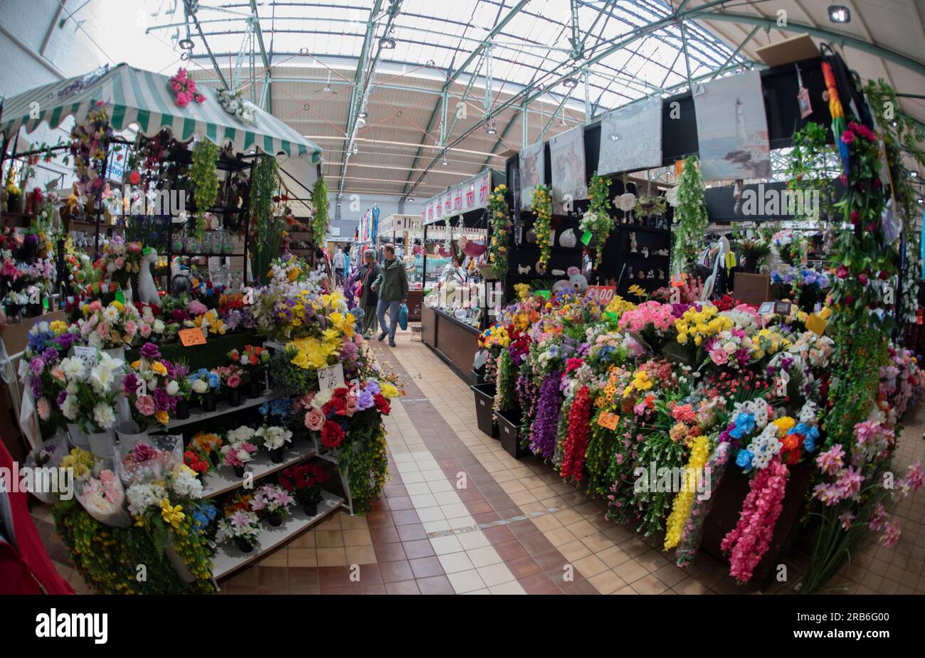 Inside Fleetwood Market - Blumenstände in der Haupthalle, Fleetwood, Lancashire Stockfoto