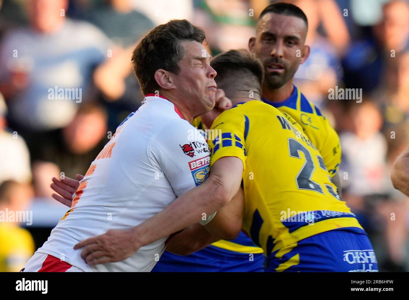 Warrington, Großbritannien. 07. Juli 2023. Louie McCarthy-Scarsbrook Nr. 15 von St. Helens läuft bei Tom Whitehead #23 von Warrington Wolves während des Spiels der Betfred Super League Runde 18 Warrington Wolves gegen St Helens im Halliwell Jones Stadium, Warrington, Großbritannien, 7. Juli 2023 (Foto von Steve Flynn/News Images) in Warrington, Großbritannien, am 7./7. Juli 2023. (Foto: Steve Flynn/News Images/Sipa USA) Guthaben: SIPA USA/Alamy Live News Stockfoto