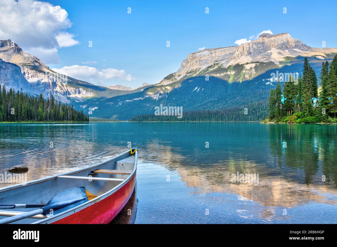 Rotes Boot auf dem Emerald Lake in den Kanadischen Rockies des Yoho National Park, British Columbia, Kanada, umgeben von Michael Peak und Emerald Peak. Stockfoto