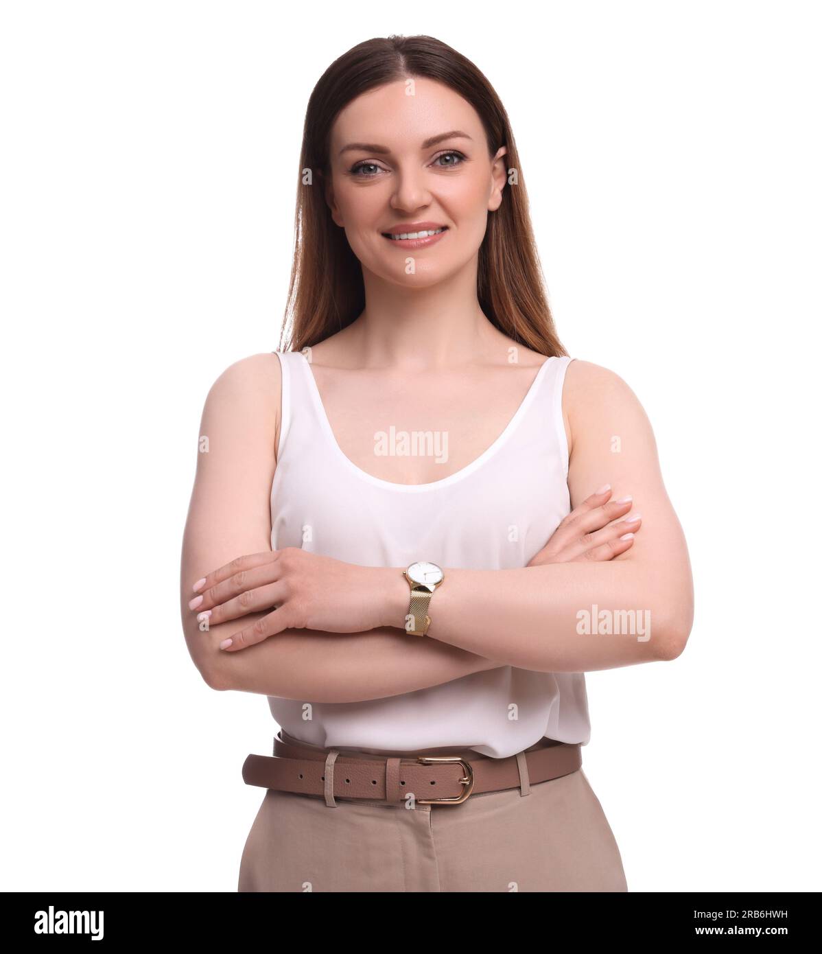 Schöne, glückliche Geschäftsfrau, die auf weißem Hintergrund die Arme kreuzt Stockfoto