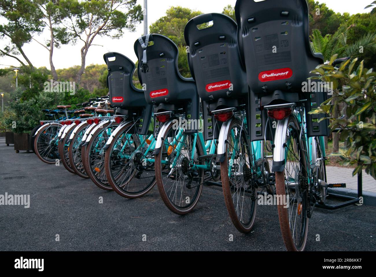 Fahrradverleih-Parks vor Hotels, umweltfreundliche Mobilität zur Reduzierung der Emissionen giftiger Gase. Stockfoto