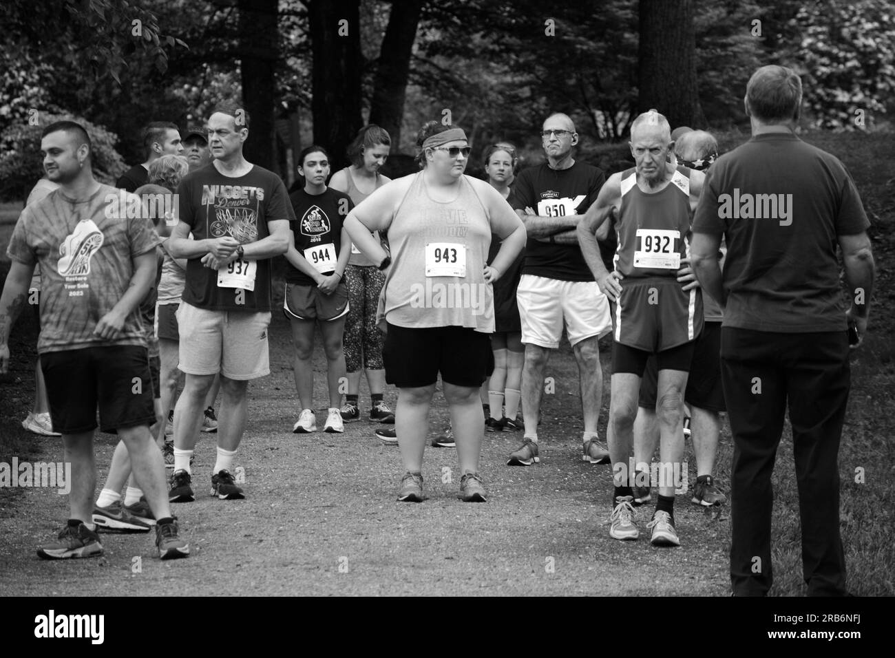 Ausdauerläufer bereiten sich auf ein 5K-km-Rennen in Abingdon, Virginia, vor. Stockfoto