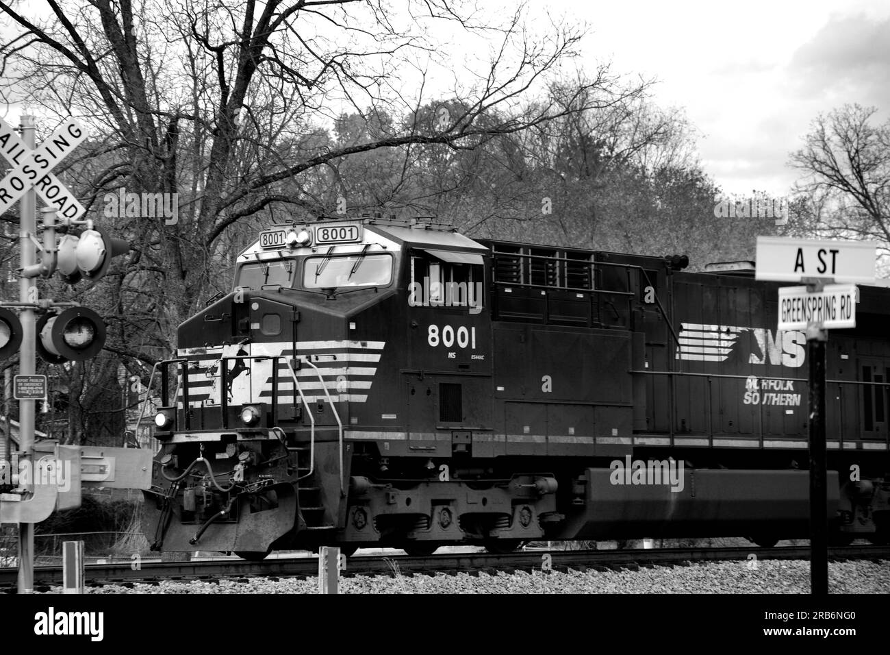 Eine Lokomotive der Norfolk und Western Railway zieht eine Linie oder Güterwagen, die durch Abingdon, Virginia, USA, fahren Stockfoto