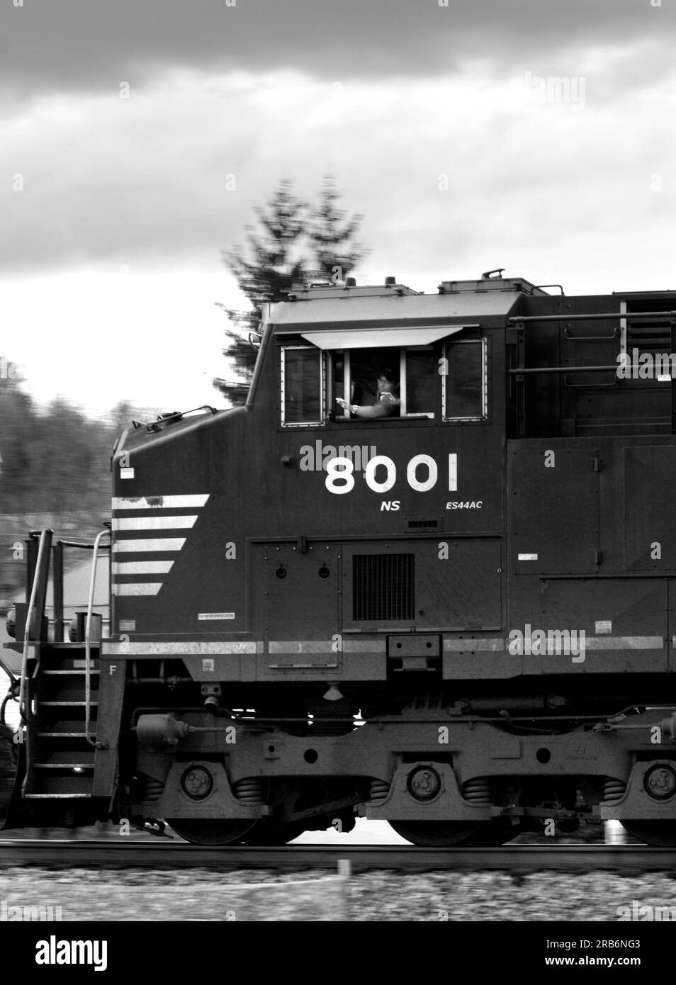 Eine Lokomotive der Norfolk und Western Railway zieht eine Linie oder Güterwagen, die durch Abingdon, Virginia, USA, fahren Stockfoto
