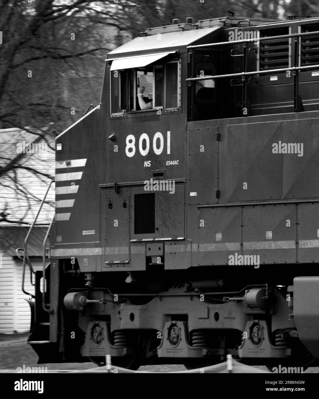 Eine Lokomotive der Norfolk und Western Railway zieht eine Linie oder Güterwagen, die durch Abingdon, Virginia, USA, fahren Stockfoto