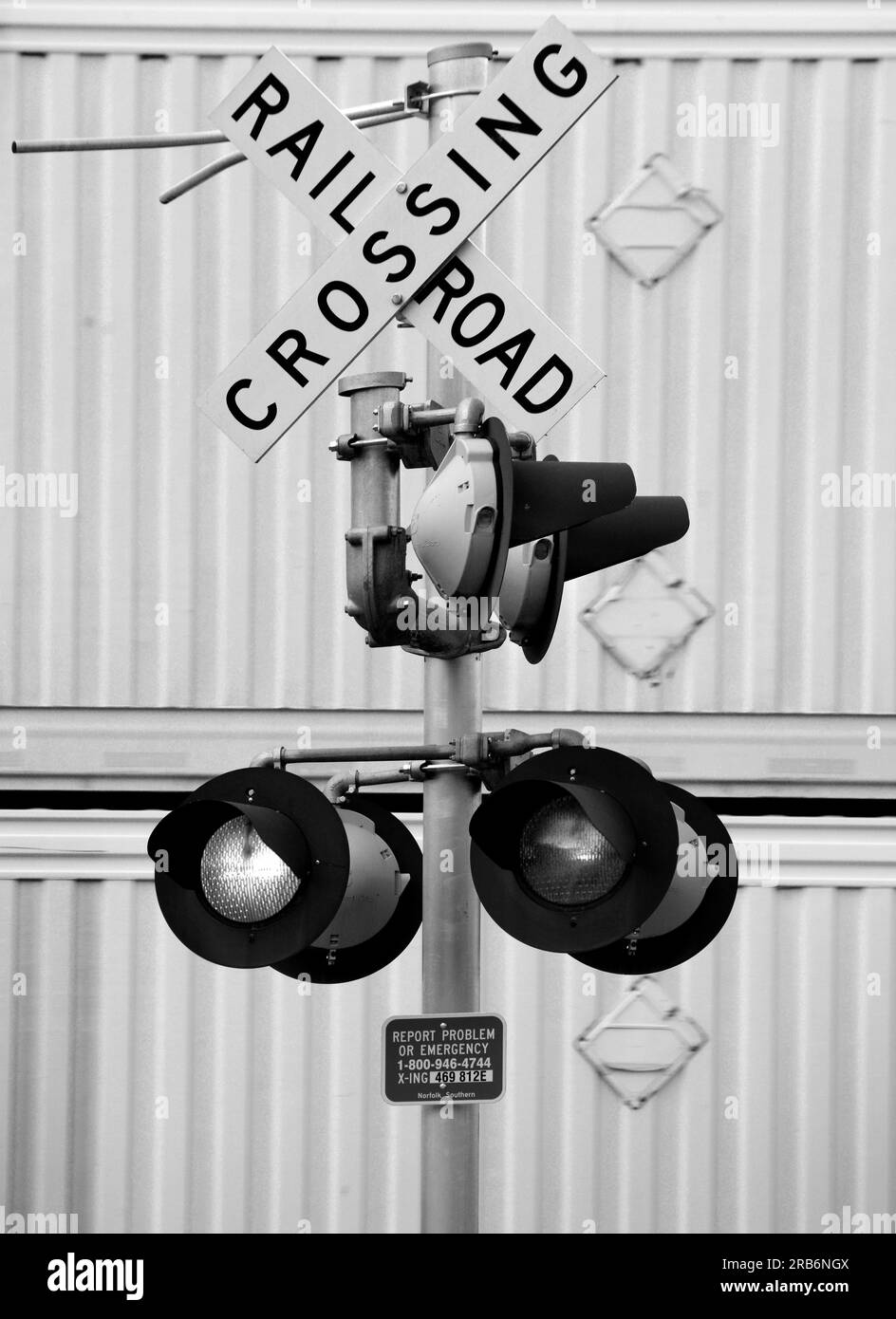 Ein Güterzug fährt an einer Autobahnkreuzung in Abingdon, Virginia, USA vorbei. Stockfoto