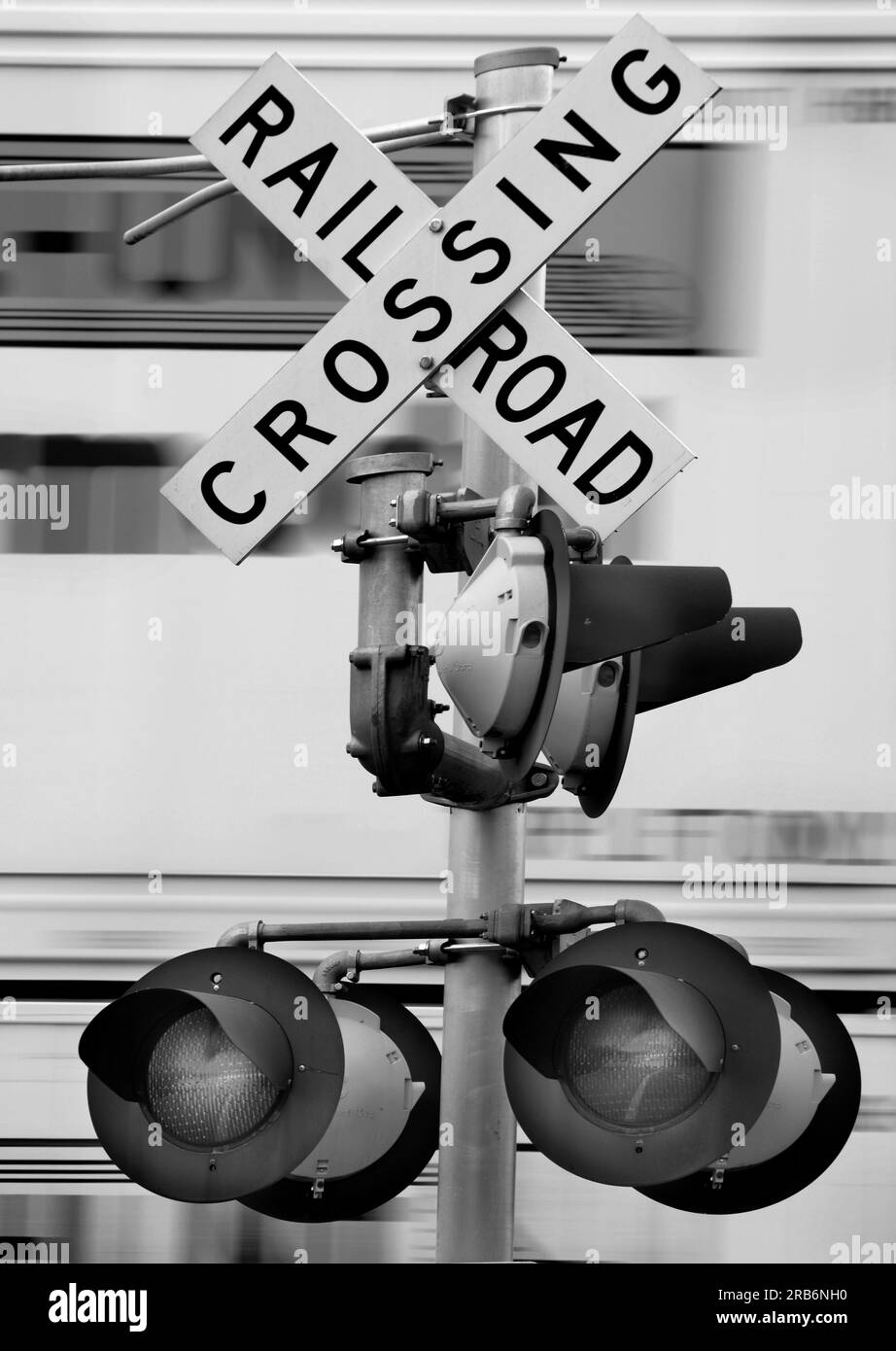 Ein Güterzug fährt an einer Autobahnkreuzung in Abingdon, Virginia, USA vorbei. Stockfoto
