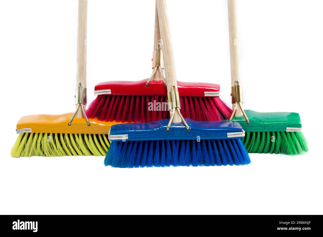 Normale Besen Bürsten isoliert auf weißem Hintergrund Stockfoto