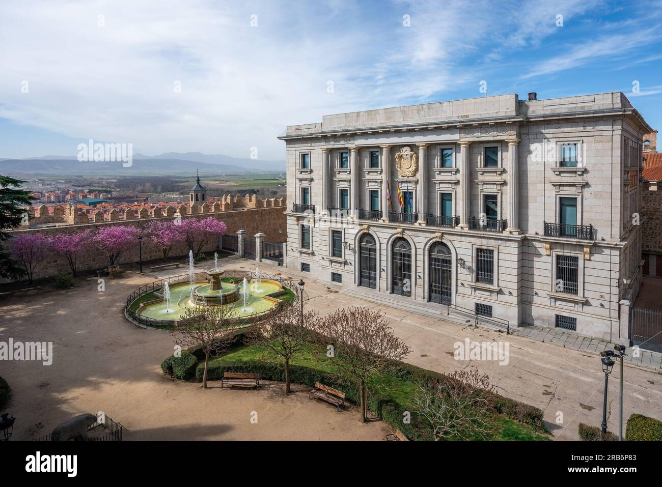 Blick aus der Vogelperspektive auf den Plaza Adolfo Suarez mit Gebäude der Wirtschafts- und Finanzabteilung - Avila, Spanien Stockfoto