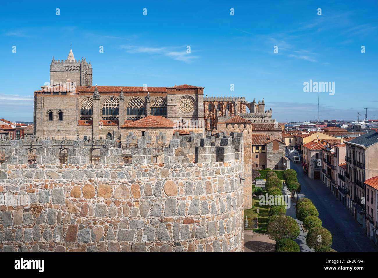 Mittelalterliche Mauern und Avila-Kathedrale - Avila, Spanien Stockfoto