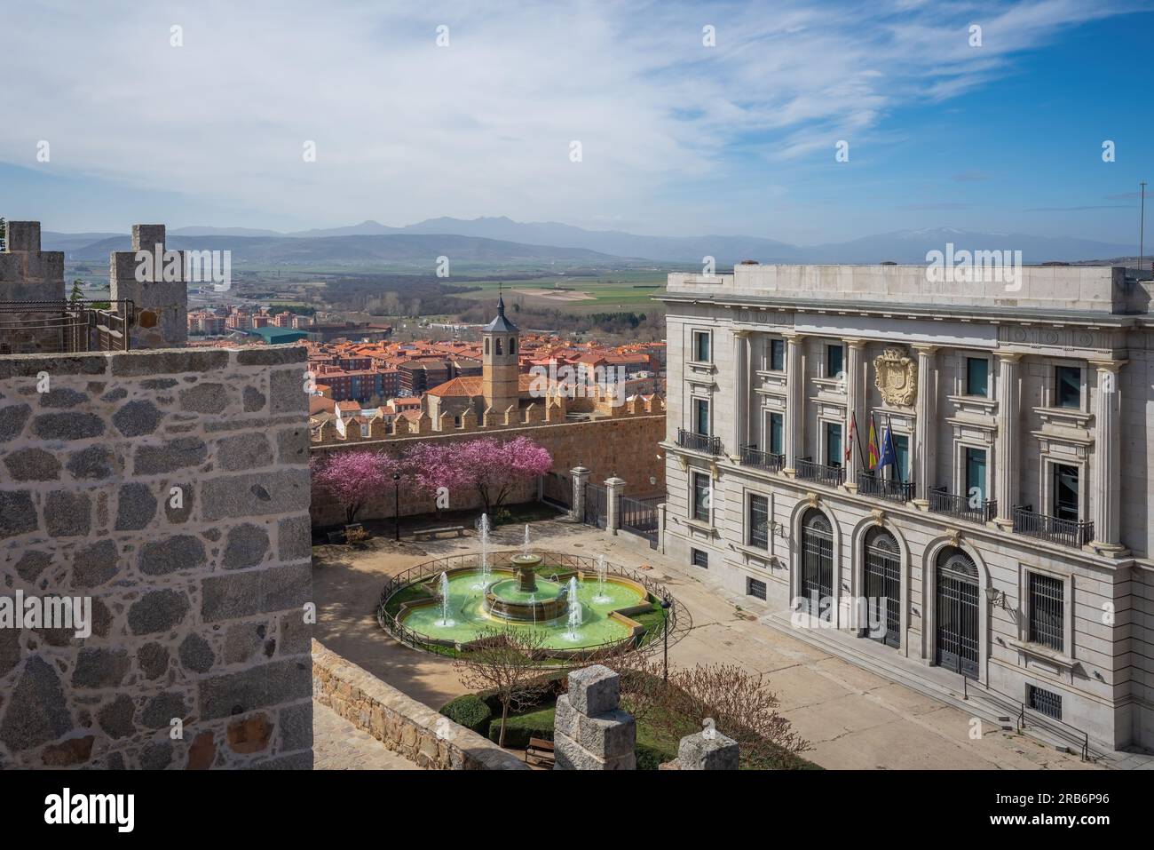 Blick aus der Vogelperspektive auf den Plaza Adolfo Suarez mit Gebäude der Wirtschafts- und Finanzabteilung - Avila, Spanien Stockfoto