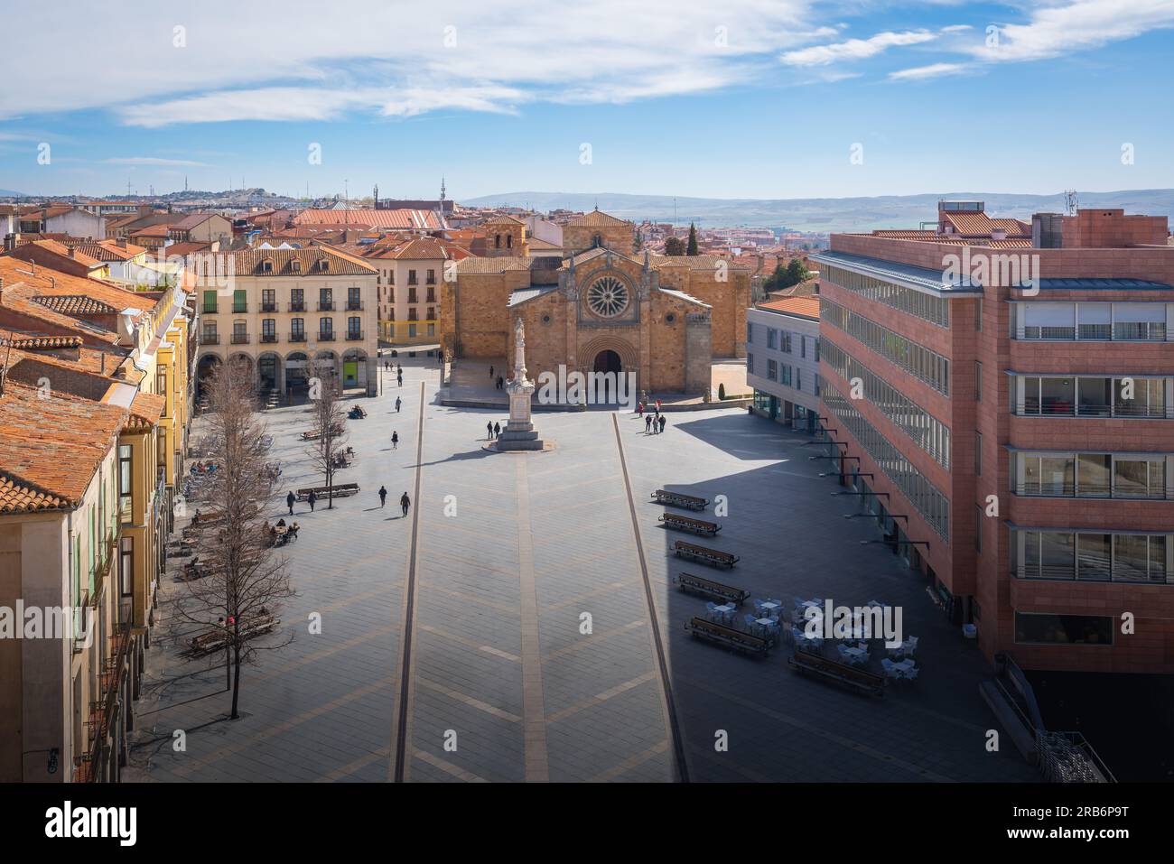 Blick aus der Vogelperspektive auf den Plaza del Mercado Grande mit der Kirche San Pedro - Avila, Spanien Stockfoto