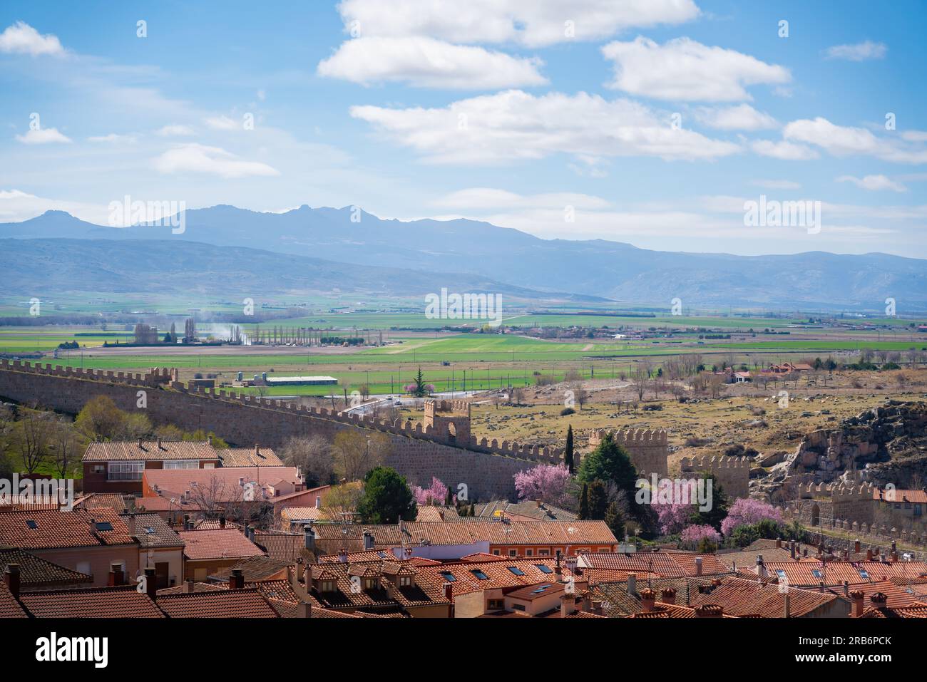 Berge in Avila und mittelalterliche Mauern - Avila, Spanien Stockfoto