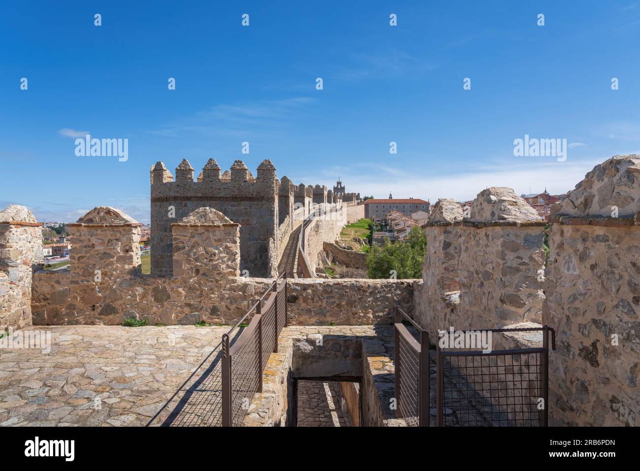 Mittelalterliche Mauern der Avila-Zinnen und Türme - Avila, Spanien Stockfoto