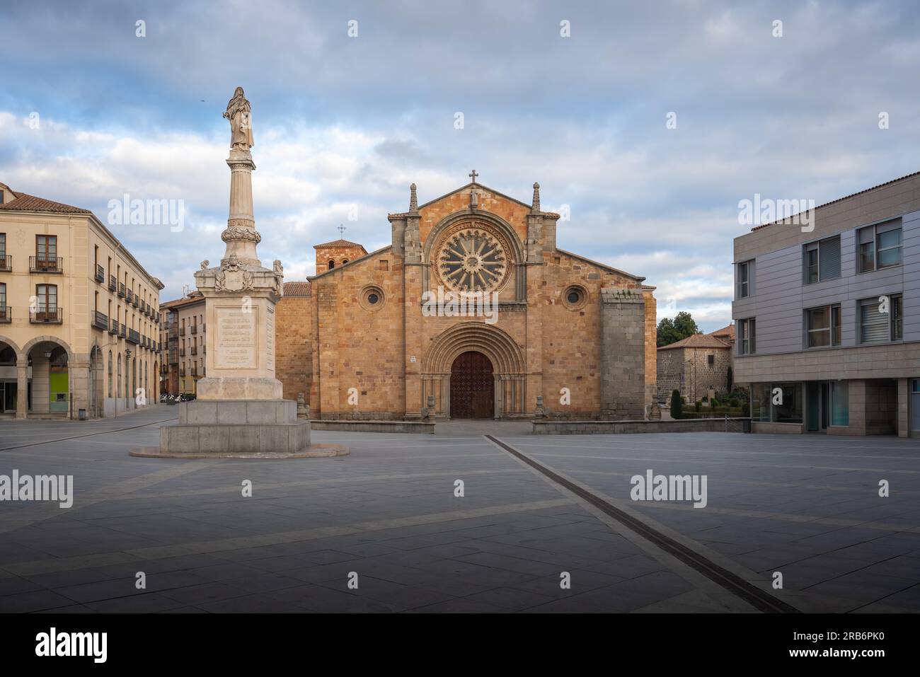 San Pedro Kirche am Plaza del Mercado Grande mit Palomilla Monument - Avila, Spanien Stockfoto