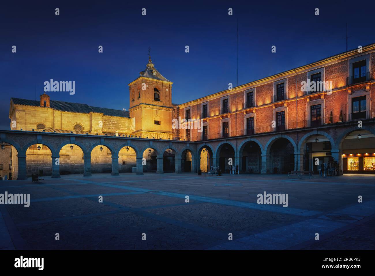 Plaza del Mercado Chico mit Kirche des Heiligen Johannes Baptisten (San Juan Bautista) bei Nacht - Avila, Spanien Stockfoto