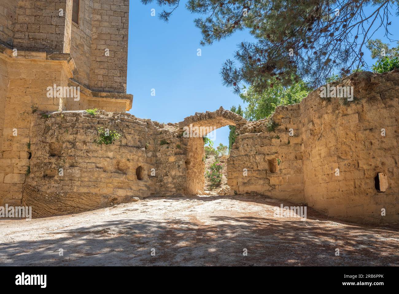Tor zum christlichen Fort aus dem 16. Jahrhundert in der Kirche Iglesia de la Villa, ehemaliges Schloss Montefrio - Montefrio, Andalusien, Spanien Stockfoto