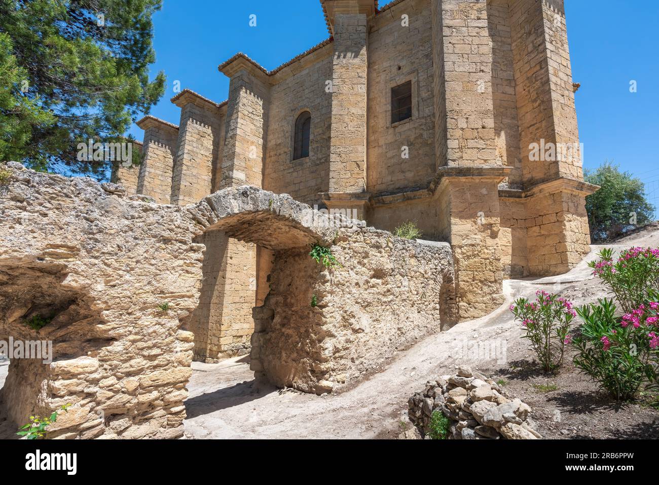 Tor zum christlichen Fort aus dem 16. Jahrhundert in der Kirche Iglesia de la Villa, ehemaliges Schloss Montefrio - Montefrio, Andalusien, Spanien Stockfoto