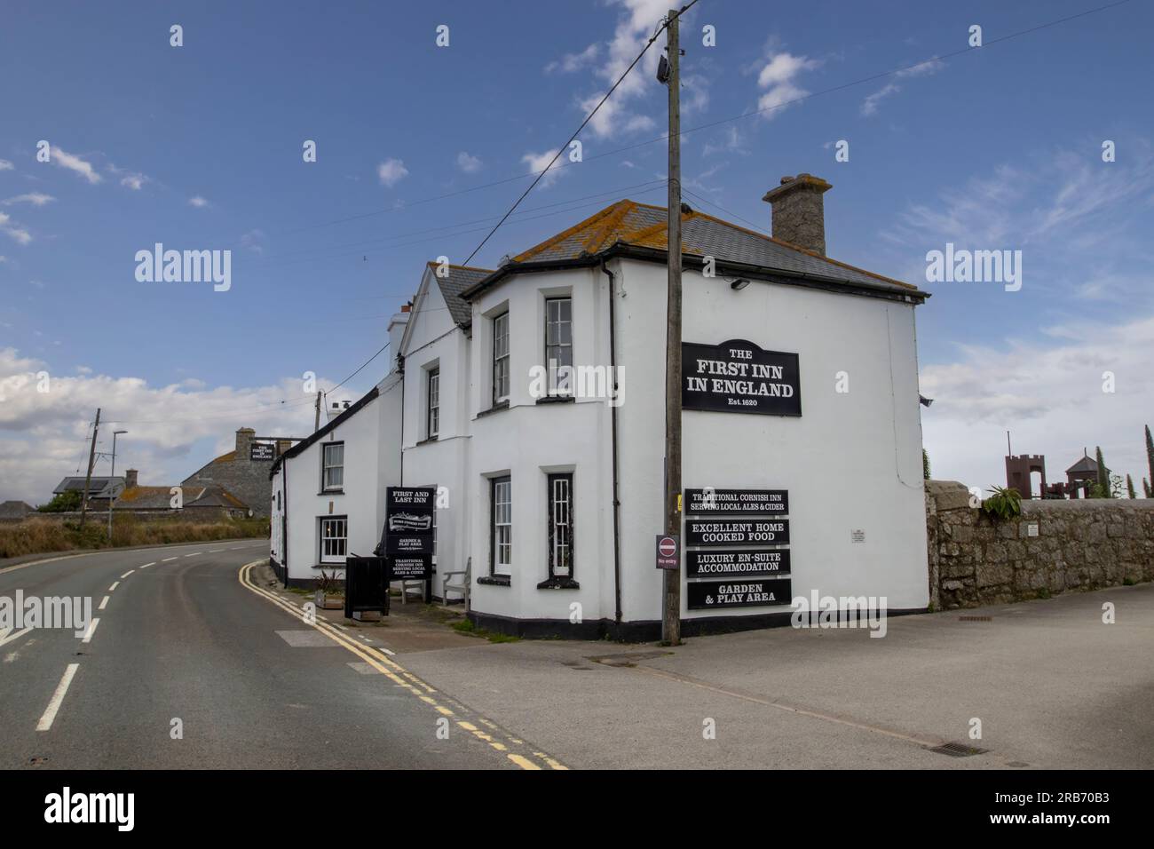 Das erste Inn in England (c1620) in Sennen in Cornwall, Großbritannien. Auf der anderen Seite steht "The Last Inn in England". Stockfoto