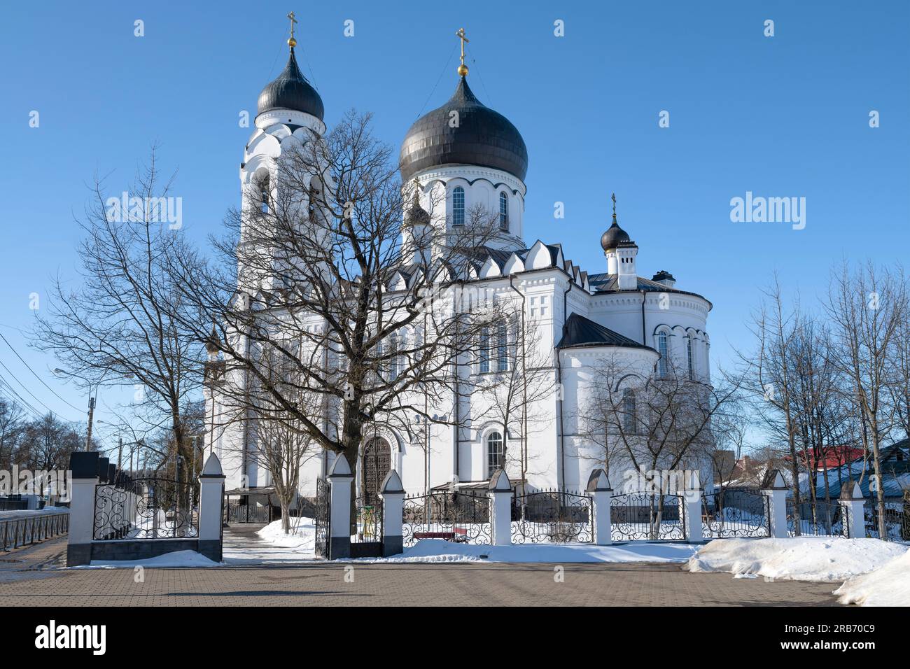 Blick auf die antike Kathedrale von Michael dem Erzengel an einem sonnigen Märztag. Lomonosow (Oranienbaum). Das Viertel St. Petersburg, Russland Stockfoto