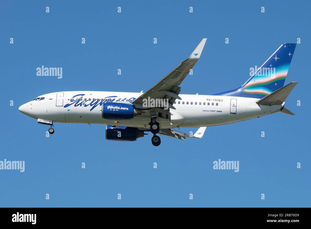 SANKT PETERSBURG, RUSSLAND - 30. MAI 2023: Flugzeug Boeing 737-700 (RA-73263) von Yakutia Airlines auf dem Gleitweg im blauen wolkenlosen Himmel. Seitenansicht Stockfoto