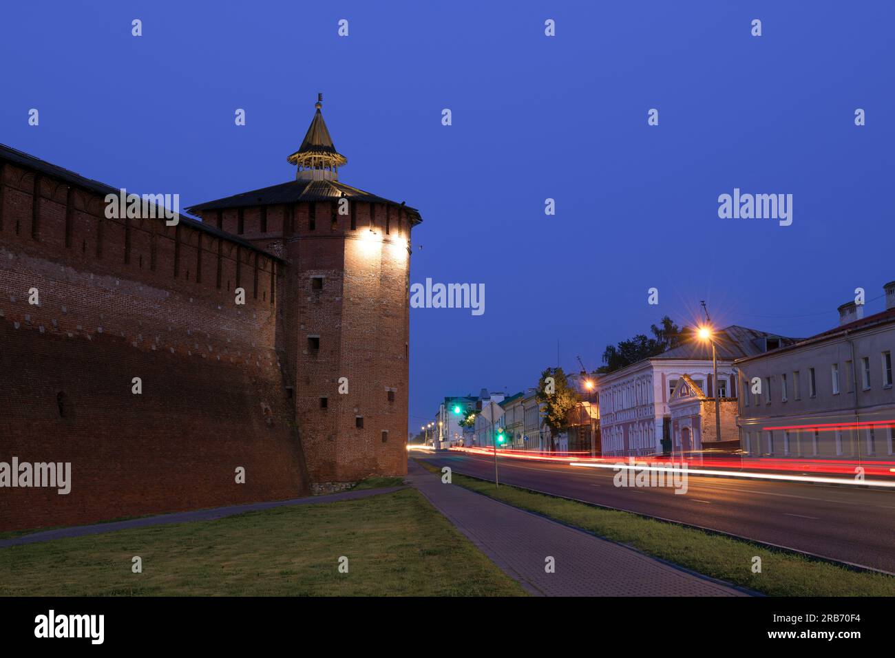 Die Abenddämmerung im Juni am antiken Granovitaya Tower. Kolomna Kreml. Moskau, Russland Stockfoto