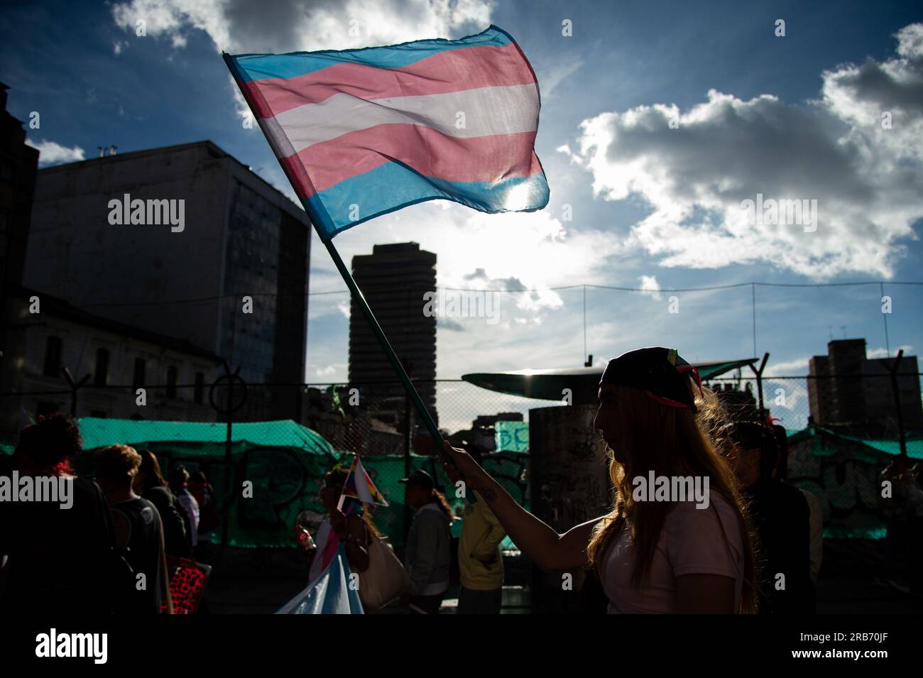 Bogota, Kolumbien. 07. Juli 2023. Ein Demonstrant winkt während der jährlichen Parade der Transgender-Gemeinschaften in Bogota, Kolumbien, am 7. Juli 2023 mit einem Transpride-Fllag. Foto von: Chepa Beltran/Long Visual Press Credit: Long Visual Press/Alamy Live News Stockfoto